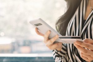 close up woman holding smartphone with credit card for pay online shopping e-commerce online payment concept. ガジェット スマホ レンタル 無料